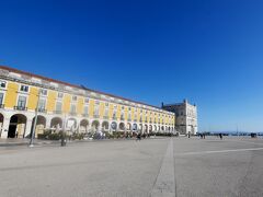 Cormecio広場へ　青い空と川が美しい広場