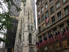 5番街を挟んで斜向いには対象的なネオ・ゴシック建築の建造物、セント・パトリック大聖堂

全米最大のカトリック教会って聞いたことがあります。
