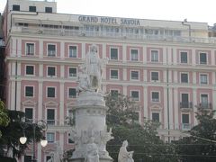 ジェノバ「プリンチペ駅」前に建つ「コロンブスの像」の後ろに見えるのが宿泊したホテルです。
「グランドホテル　サヴォイア」