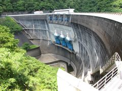 ２０１９年６月２５日　火曜日　ＰＭ12：53

天ケ瀬ダム　この上には喜撰山ダムと言う無茶苦茶デカイダムが有るが非公開。
昔は夜も入場できたが現在は門が閉まって立ち入り禁止になる。監視員も日中２人居る。ダム爆破テロを警戒か？
https://www.kkr.mlit.go.jp/river/dam/amagasesaikaihatsu.html　　（近畿地方整備局）