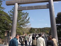 おかげ横丁の誘惑を振り切り到着ｗ
伊勢神宮内宮
気が引き締まるような気がしますｗ