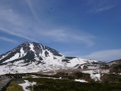 羅臼岳　雪と青空できれいです