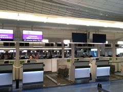 48時間前になるとWEBチェックインができるのですが、コストダウンのために座席指定していません。そのためチェックインで席が勝手に決められます。そのままでよければ、カウンターへよる必要はないので、夜のうちに出国できますが、今回は18B、3列の真ん中！
仕方ないので、カウンターへ寄って席を替えてもらいます。
カウンターのオープンはフライトの3時間前、それまで仮眠します。