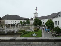 町中心部の丘上に立つリュブリャナ城です。雨模様で、気温も10℃程度と寒い中、見学しました。