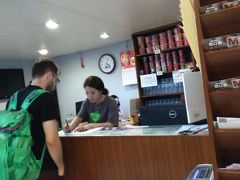 さて、ようやく宿にチェックイン。
今回の宿は銅羅湾にある、ホステルです。
チェックイン場所と実際の宿泊場所は
別にあります。
まずはチェックイン。