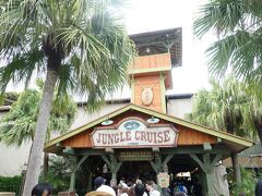 今回も未来へ走らず左回りから

開園当初から大好き
『ジャングルクルーズ』

「えーこの列に並ぶのー？？？」ピースケがぬかす。