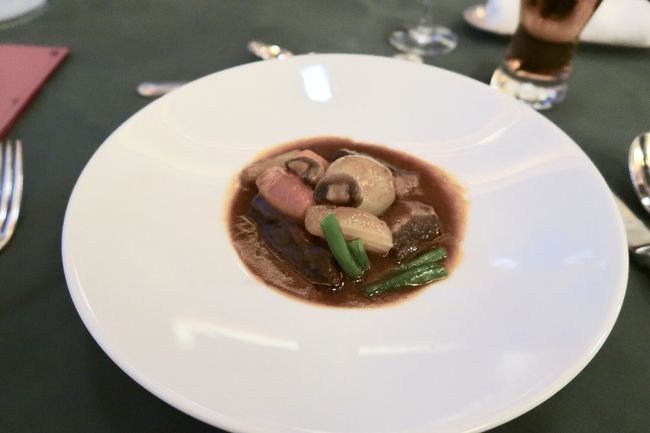 メインのビーフシチュー。<br />プラス千円でステーキにできるとのことでしたが、ビーフシチューが名物とのことだったのでこちらに。<br />お肉も柔らかく美味しかったです。