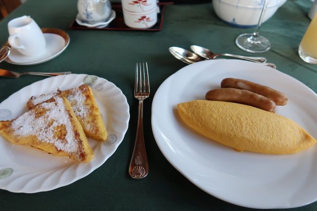 朝食は和食、茶粥、洋食から選べ、さらに洋食は飲み物や卵料理、シリアルかサラダか、パンかフレンチトーストか、ハムかベーコンかソーセージか等々選べました。<br /><br />お恥ずかしながらホテルの朝食といえばバイキング、というホテルにばかり泊まってきていたので朝から豪華で驚きました。<br /><br />私はフレンチトーストとプレーンオムレツ、ウィンナーを選びました。<br />このほかにサラダと紅茶もいただき、朝からお腹いっぱいになりました。