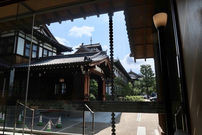 新館側から見た奈良ホテルのエントランスですが、このガラスにちょっとした趣向が凝らされているのがわかりますか？