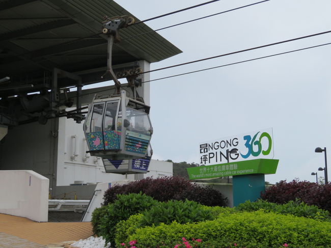 やっと到着して、まずベンチに腰掛け休みます。<br />ロープウェイ降りたすぐのところにベンチがあり、助かりました。<br />娘を少し横にならせ、30分ほど休憩。<br />私はボーッとロープウェイの発着を見てました。