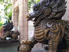 狛犬ではなく、どちらも龍です。
かなりパワーが強そうです。