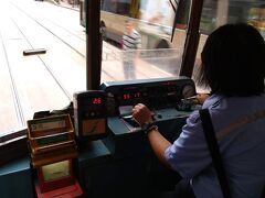 トラムは後ろから乗車して、下車は前から。
運転手のところで料金を支払います。
お釣りは出ないので、オクトパスカードが大いに役立ちます。