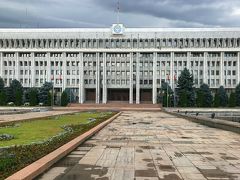 旧共産圏ではよくある横長の威厳を誇った建物は大統領府。
横長過ぎて写真に納まらん。

ちなみに中央アジア5カ国の内、唯一民主主義国家がこのキルギス。
他の4ヵ国は独裁政治が続いているそう。
