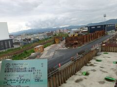 　いつもの北陸おでかけパスで出発。恒例の北陸新幹線工事定点観測、今回は跨線橋から駅東側（越美北線ホーム側）を望みます。