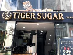 朝食後に光復路をうろうろしていると、台北で人気のタピオカ黒糖ラテのお店を発見！！行ってみたかったんだ～！