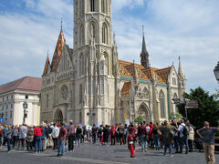 日曜日の午前中はミサがあるそうで、10時過ぎに来た時にはマーチャーシュ教会の中には入れませんでした。

ちょうど11時から教会の尖塔に登るガイドツアーがあるので1800Ft(720円)のチケットを買って参加しました。ツアーでのみ入場可能。