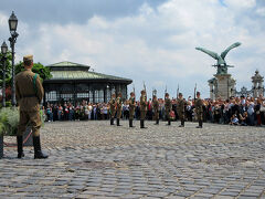 三位一体広場からブダの丘を南に歩いて、ブダ王宮の方へ行く途中にあるシャンドール宮殿(大統領官邸)の前を通ると、正午からの衛兵交代式がちょうど行われているところでした。