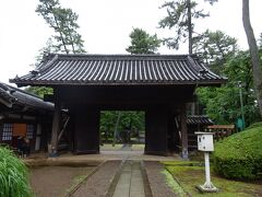 旧宇和島伊達家の東京屋敷の表門。
修復しているにしても、歴史的建造物が一往に展示されているとは何とも贅沢です。