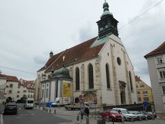広場の先にグラーツ大聖堂がありました。神聖ローマ皇帝フリードリヒ3世が1438年から1462年に建設したゴシック様式の建造物です。大聖堂の隣りにはグラーツ霊廟もあります。