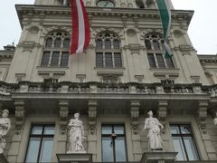 広場に面して建っている見事な建造物はグラーツ市庁舎です。建造は19世紀です。