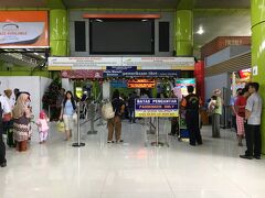 タクシーに払う細かいお金がなくてタクシー待たせてコンビニに駆け込む…なんてこともありつつ、ガンビル駅で列車のチェックインを済ませました。