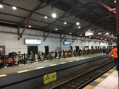 ゾロゾロと降車して出口へ向かっていく乗客たち。

駅にタクシーの手配をするカウンターがあったので、ホテル名を告げて手配しました。
一安心。