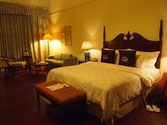 英語は全く分からないけどよくしゃべる陽気なドライバーに連れてきてもらい、無事ホテルにチェックイン！

旅の疲れを癒してくれそうな、素敵なお部屋です。