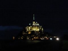 すぐに海岸付近に到着。
バスを降りると、夜空に浮かび上がるモンサンミッシェルが見えた！

ここから堤防を歩いていくと、どんどんモンサンミッシェルが近づいてくる。
が、風も強いしとにかくサムイ！！
分厚いフリースを持ってきてて助かった。

モンサンミッシェルは、ノルマンディー地方の南端にあるサン・マロ湾の小島に築かれた修道院。　
708年、何もなかった岩山に小さな礼拝堂が造られたのが起源だとか。
今では世界じゅうから愛される超有名観光地となっている。
1979年に世界遺産となったそうです。

因みに、広島の廿日市市は姉妹都市なんだとか。
そぅ、宮島に厳島神社があるのがその理由。　知らなかった。