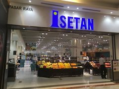 ＜Suria KLCC　ISETAN （伊勢丹 ）＞
  Suria KLCCの地下に「伊勢丹 (ＫＬＣＣ店) 」があります。日本人の店員さんがいて、安心して買い物ができます。品揃えは豊富で、商品札も日本語（と英語）なので、ここは日本かと勘違いしてしまうほど。
　ベリーズのチョコレートやロット１００など、ばらまき用土産もたくさんあります。値段は、他のスーパーよりもちょっと高めです。