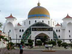 ＜Melaka Straits Mosque　（マラッカ海峡モスク）＞
　ニョニャ・サヤンから１０分ほどで、「マラッカ海峡モスク」に到着。
　ここは、人工島に造られたモスクで、夕日の名所として有名です。
　今日は、天気がいいので、「イチオシ写真」が撮れるかもしれません。