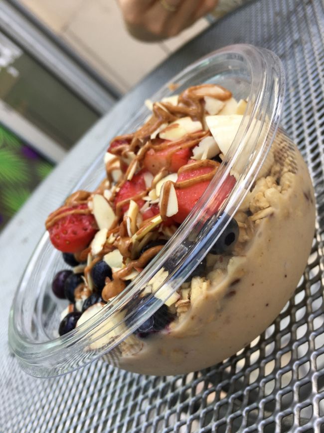 ジャンバジュースのアサイーボウルも食べに行きました。これもめっちゃうまかった。<br />ちなみに、ハワイはご飯1人前の量が多いので、常に2人でシェアしていました。おかげで色々食べれました！<br />ハワイはカード社会なので、食事の支払いはひとまず私が全て払って、日本に帰ってから計算して、日本円で半分友達からもらうことにしました。