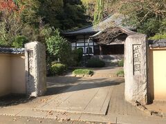 武蔵国分寺の跡地の北に行くと、移築されてきた建物が集っています。
楼門、仁王門、薬師堂など、立派な建築物の数々です。

