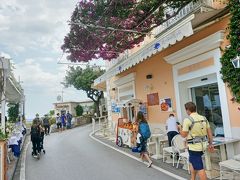 カフェ・ポジターノ
Ristorante Caffè Positano
地中海料理店

パジテア通りを挟んで、両側にテーブルがありました。

https://www.caffepositano.it/en/