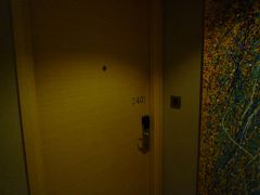 今回は香港島にあるEco Tree Hotelに宿泊しました。7Fにフロントがあり8F～24Fまでが客室です。私は24Fの最上階の部屋でした。