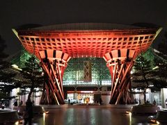 どどーん☆すごい！！駅なのにスゴイ☆

駅前や周辺を見渡すときれいな街並みで、駅前にはお店がいっぱい立ち並んでいる。
やはりここは都会である。さすが、加賀百万石ぅ～☆笑