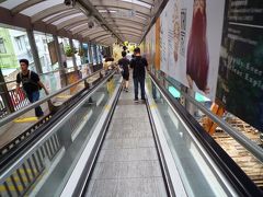 朝は逆方向（下り）にエスカレーターが流れます。