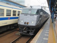 さきほど引き上げた７８７系車両が３番線に入ってきました。
特急きりしま７号鹿児島中央行きになります。
７８７系は１９９２年に主に博多ー鹿児島中央間の特急つばめ用として登場しました。
九州新幹線開業前のＪＲ九州のフラッグシップトレインとして活躍し。、つばめレディの乗務やビュッフェの営業など花形特急の復活を思わせたものでした。
いまではローカル特急主体に運転されています。