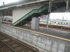 お隣の南宮崎駅に停車。
このあと停車のたびに運転士さんがホームに降りて後方確認をしてドアを閉めていきます。