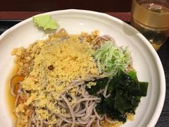 やっと見つけた蕎麦屋。
駅といえば蕎麦屋。
セルサービスを知らずに食器を放置する外国人が気になった。