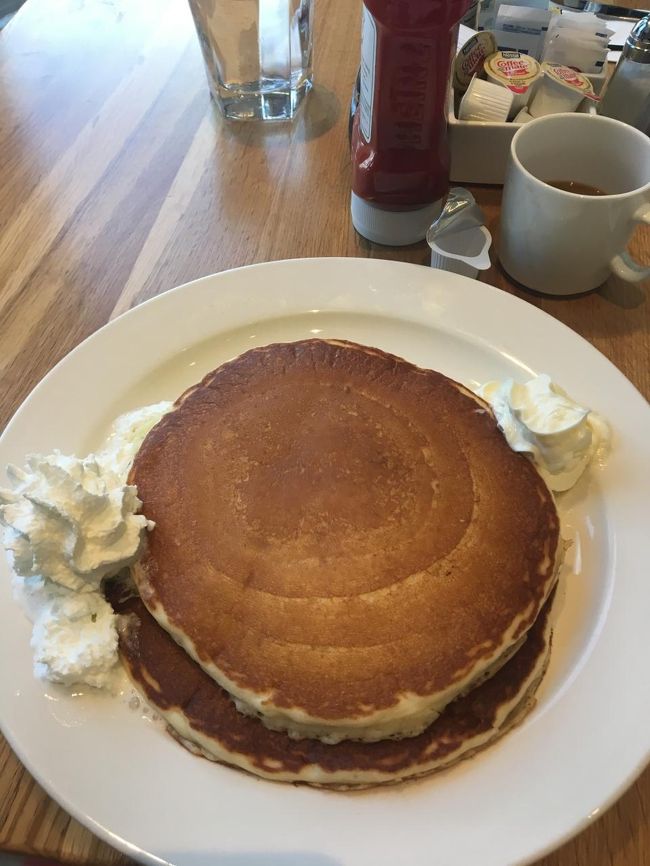 待たずにご案内いただき。<br />私はパンケーキ。これはショートスタック。