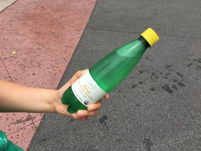 ホールフーズマーケットで売っている、この炭酸水。<br /><br />美味しかったです。レモンとライムがあったかなぁ・・・。グレープフルーツだったかな・・・。<br /><br />まったく甘くなく、さっぱりしています。<br />お値段も1ドルしなかったので。何回か飲みました。今回のハワイは蒸し暑いので・・・。お風呂上りにもおすすめです。