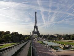 トロカデロ庭園越しに眺めるエッフェル塔。
青空には無数の飛行機雲が縦横無尽に走っていて、圧巻！
今朝、パリを飛び立って四方八方へ向かった多くの飛行機は、今どの辺を飛んでいるんだろう…　
白線が無数に交差する青空を突いて凛と建つエッフェル塔、誇らしげな姿だ。
文句なく美しかった。
パリは世界の中心なんだぞ！　とでも言ってるような…