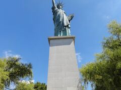 グルネル橋は白鳥の小径を経由して15区に通じているが、
白鳥の小径でおりた。
ここは中州の下流側の先端にあたり「自由の女神」像がエッフェル塔を背にドーンと建っている。
自由の女神像のレプリカは世界中にあるというが、
この像は、パリからニューヨークに独立100周年記念として送ったあの巨大な像に対するアメリカ（パリ在住のアメリカ人）からの返礼品だそうで、
フランス革命100周年の1889年に贈られたということです。

ニューヨークの像の3分の1ということですが
思ってたよりは大きくてカッコイイ銅像でした。
下には小さな花がたくさん咲いていてのどかな雰囲気です。
