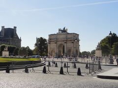 ルーブル宮の西側に建つ、カルーゼル凱旋門。高さ19ｍ。
1805年のナポレオンの勝利を記念して、1808年に建てられた。
が、ナポレオンは「小さすぎる！」と気に入らず、もっと大きな凱旋門を造らせた。
それがあの、シャンゼリゼのエトワール凱旋門（高さ50ｍ）だった。
なんて、調べるまで知りませんでした…

カルーゼル凱旋門から西側には広大なチュイルリー公園が広がっていて、そのまた向こうにコンコルド広場がある。

6日にコンコルド広場からチュイルリー公園に入ったが、あまりにも広いので
このガルーゼル門まで辿りつく前に北側から出て、アンジェリーナで休憩したっけ。