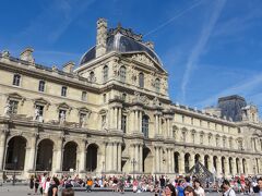ルーブル宮は12世紀から歴代国王の宮殿だったが、この建物はルイ14世の時代にヴェルサイユ宮殿を設計した建築士によるもの。
1793年のフランス革命後に美術館として公開された。


