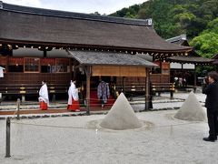 厳かな雰囲気の細殿。
盛砂は、上賀茂神社の祭神が降臨された神山に因んでいるとか…
