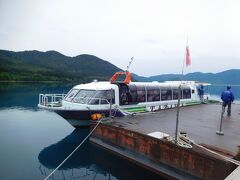 そこからさらにバスで10分余で田沢湖に到着。
田沢湖は周囲約20kmのカルデラ湖。
さすがに歩いて回るのは大変なので、遊覧船に乗る。