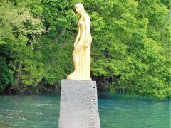 たつこ像。
永遠の若さと美貌を願い湖神となったと伝えられるたつこ姫の像。
舟越保武作と田沢湖の観光情報のサイトにある。　
 遊覧船から撮影しているので正面からの写真はない。
