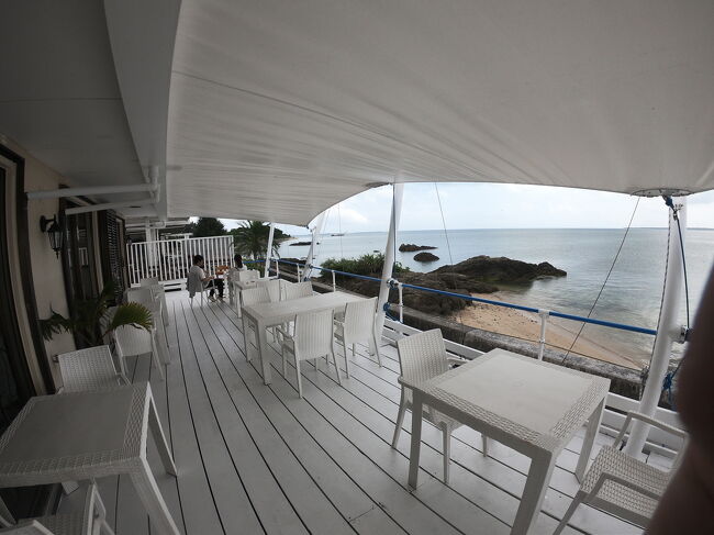 ウッドデッキのテラスがある、素敵な海カフェ。<br />スタッフさんも、ほどよくフレンドリーなので、<br />ひとりでも平気なお店です。