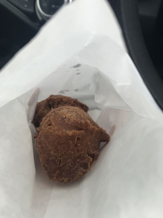 ついでにもうひとつ腹ごしらえ。<br />さよこのサーターアンダギー。<br />黒糖。<br />お昼に行かないと、売り切れてしまうので、<br />思わず立ち寄ってしまいました。